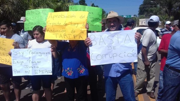 Cierre de ruta a favor de tarifa social en Caazapá | Paraguay en Noticias