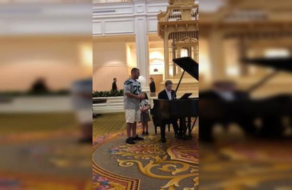 Padre enorgullece a su hija al recibir una ovación por su magistral 'Ave María' - C9N