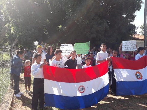 Manifestación en institución educativa de Caraguatay - Nacionales - ABC Color