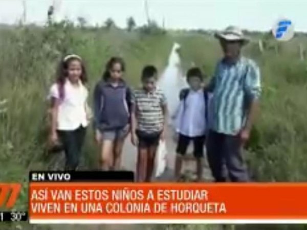 Caminan descalzos 14 kilómetros por senderos inundados para ir a la escuela