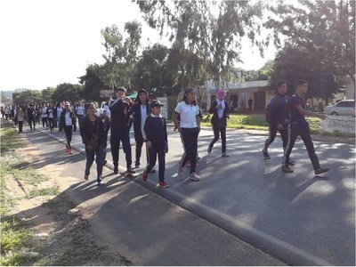 Por rubros docentes, más de 20 colegios se movilizan en Capiibary | Paraguay en Noticias 