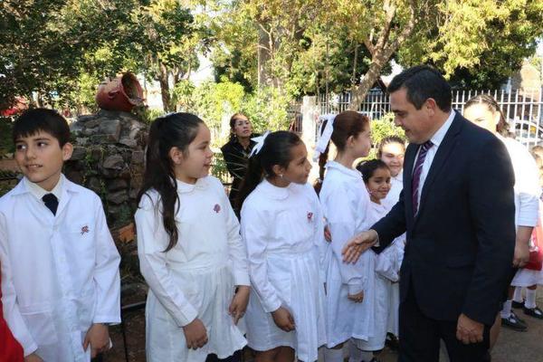 Ministro Petta solicitará reprogramación para cumplir con aumento salarial a docentes | Paraguay en Noticias