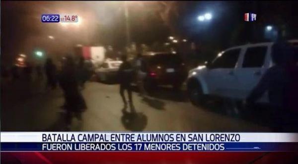 Batalla campal entre alumnos de colegios de San Lorenzo | Paraguay en Noticias