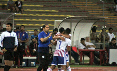 HOY / Con gran carácter, Paraguay gana y da señales de vida en Perú