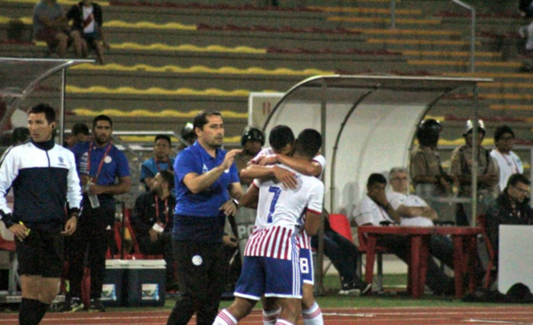HOY / Con gran carácter, Paraguay gana y da señales de vida en Perú