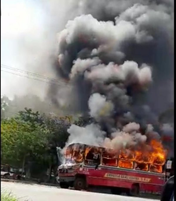 Desconocen causa de incendio de ómnibus | Paraguay en Noticias