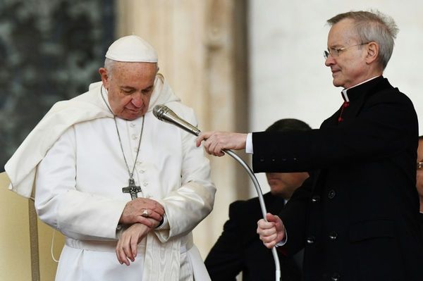 El Papa evita que le besen el anillo