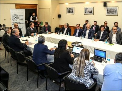 Acuerdo sobre reforma se traba por intento de subir tributos al consumo