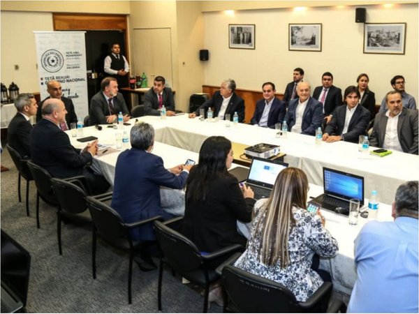 Acuerdo sobre reforma se traba por intento de subir tributos al consumo
