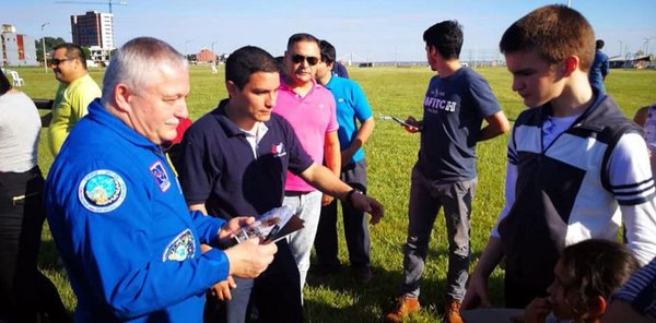 Astronauta ruso visitó nuestro país - Edicion Impresa - ABC Color