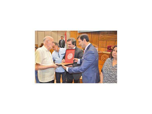 Pa’i Oliva recibe distinción y pidió dejar atrás diferencias