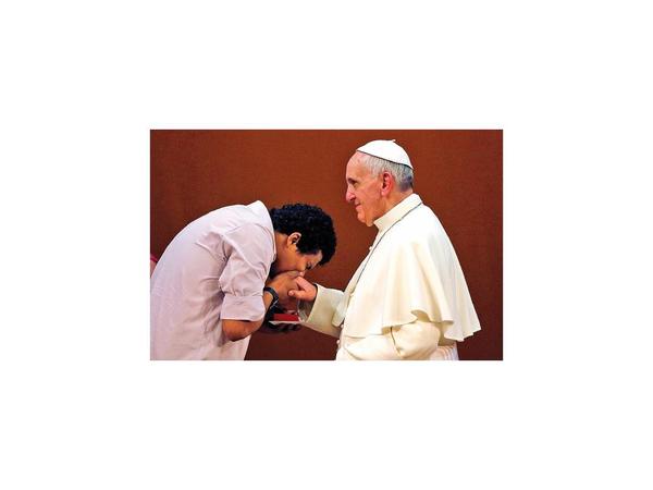 El Papa no quiere besos en su anillo por motivos de higiene