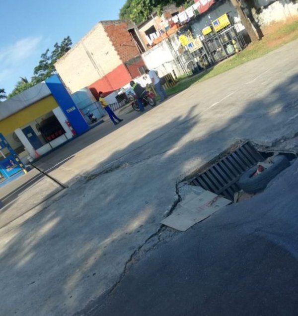Rejilla rota y bache - Cronicas Ciudadanas - ABC Color