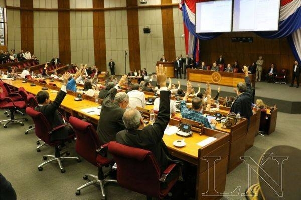 HOY / ¿Fin de ‘dinosaurios’ en el Congreso? Presentan proyecto para limitar rekutu