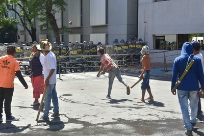 Indígenas cerraron calle y apedrearon a automovilistas - ADN Paraguayo