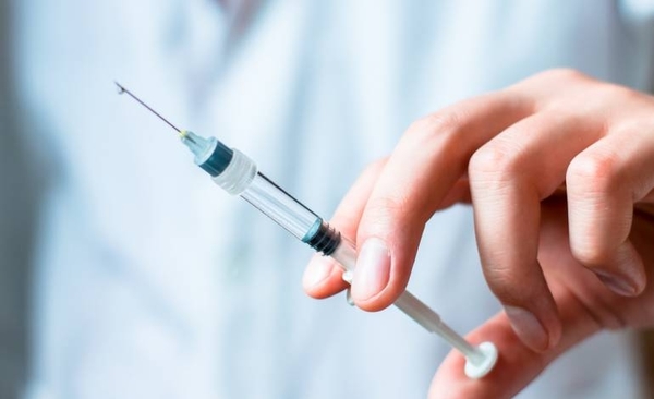 HOY / Bajo engaños ofrecen vitamina C o colágeno pero usan hasta silicona de ferretería en glúteos