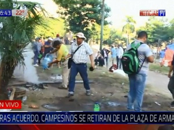 Campesinos se retiran de la Plaza de Armas tras acuerdo con el Gobierno  | Paraguay en Noticias 