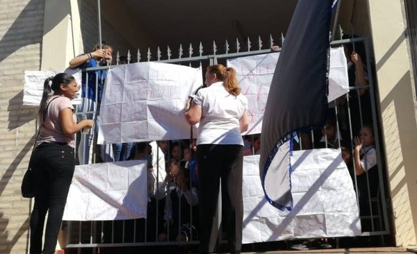 HOY / Alumnos y sus padres toman colegio ante falta de docentes