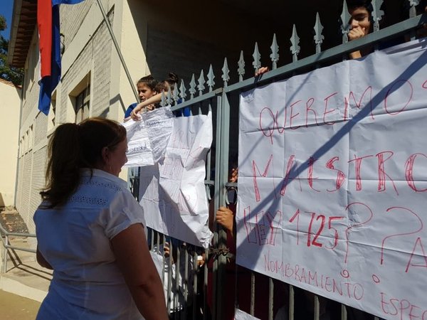 Toman colegio porque no tienen profesores | Paraguay en Noticias