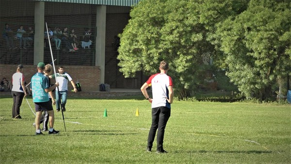 Colegio de Loma Plata: Motivan a la práctica de atletismo premiando con asado