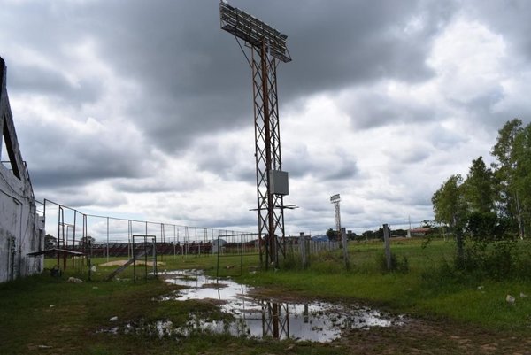 Estadio de Carapeguá, en una triste realidad | Paraguay en Noticias