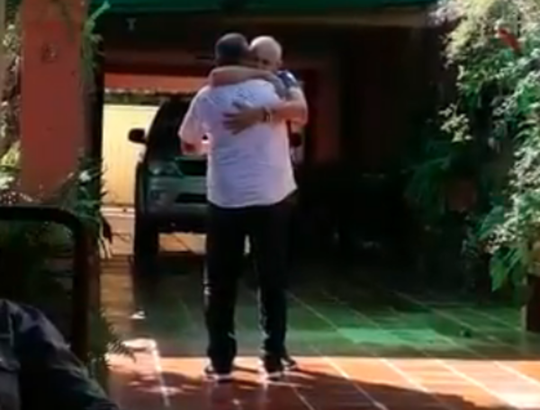 El abrazo de despedida tan esperado