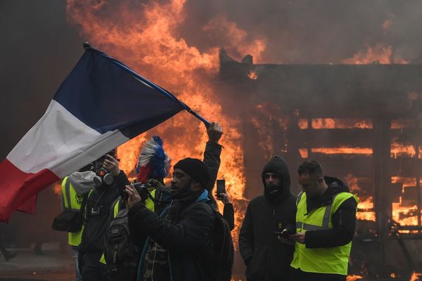 Un París saqueado por las manifestaciones y otro “salvado”