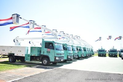Disponen nuevos vehículos para mejorar servicio de agua y energía eléctrica - ADN Paraguayo