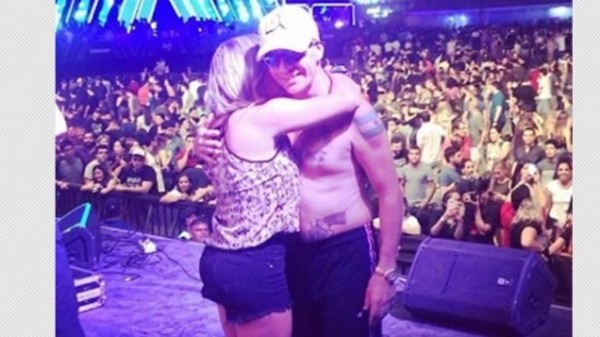 Dahiana Bresanovich En El Escenario Del Asunciónico Junto A Pablito Lezcano