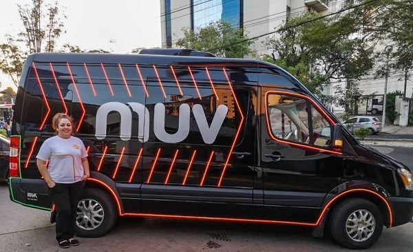 HOY / Dos taxistas amenazan a una conductora de MUV: "Estamos podridos, ponen 1.500 trancas"