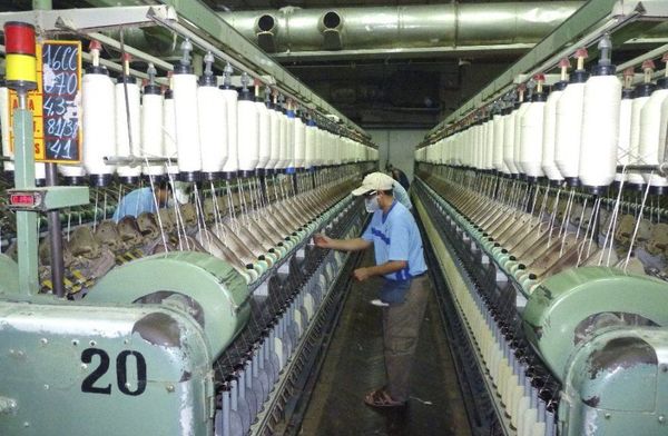 Obreros analizarán paro de Manufactura Pilar | Paraguay en Noticias 