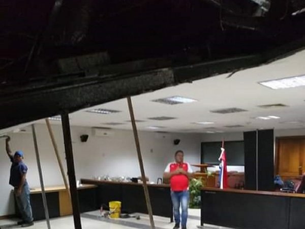 Cae parte del cielo raso del Palacio de Justicia en Coronel Oviedo | Paraguay en Noticias