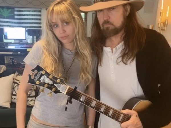 Redes se revolucionan con regreso temporal de Hannah Montana