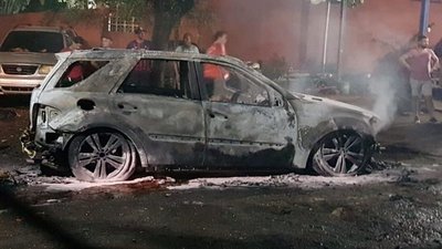Vehículo fue consumido por las llamas en Caacupé | Paraguay en Noticias 