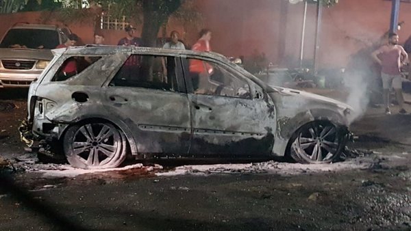 Vehículo fue consumido por las llamas en Caacupé | Paraguay en Noticias