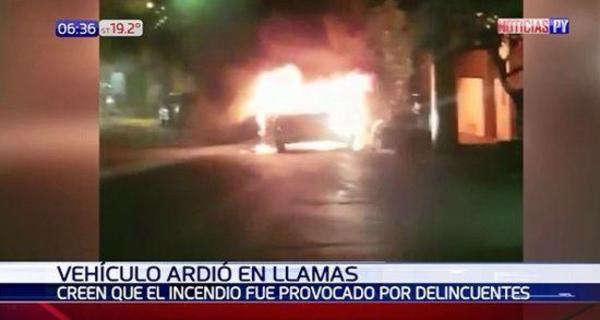 Vehículo ardió en llamas y sospechan que el hecho fue provocado | Paraguay en Noticias