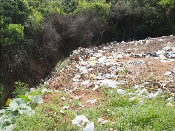 Arroyo es usado como vertedero municipal en distrito de Quyquyhó
