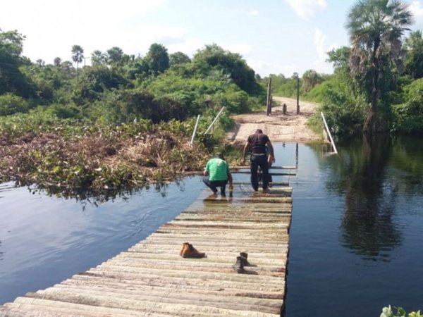 Después de la tirolesa, los vecinos  ahora reconstruyen el puente  caído