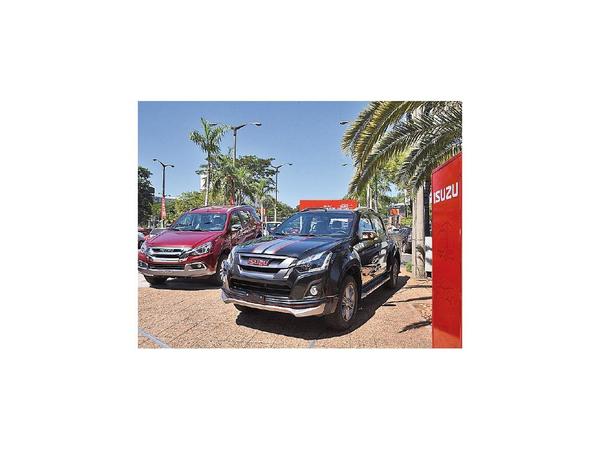 Isuzu exhibe su variedad de modelos en Shopping del Sol