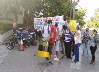 Piden destitución de Bacigalupo y recontratación de instructores