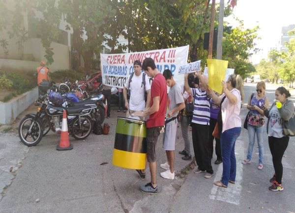 Piden destitución de Bacigalupo y recontratación de instructores