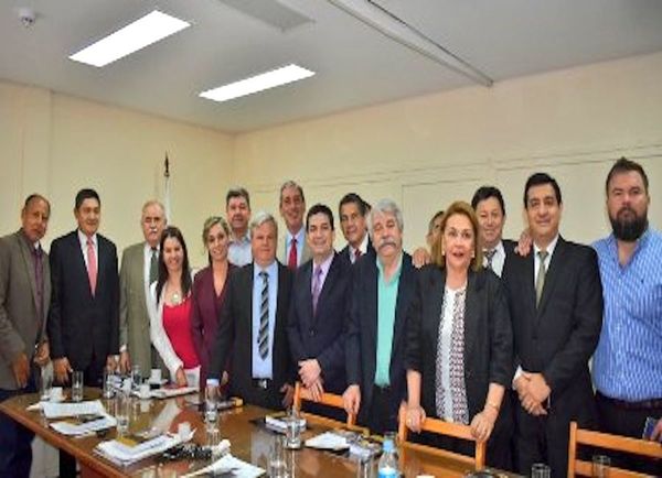 Parlasurianos reaccionan y dan la cara en defensa del “zoquete”