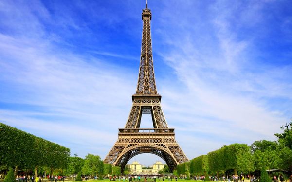La Torre Eiffel celebra con música, fotos, juegos y teatro su 130 aniversario » Ñanduti