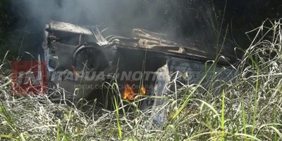 ESQUIVÓ UNA MOTOCICLETA, VOLCÓ Y SU VEHÍCULO TERMINÓ INCENDIADO