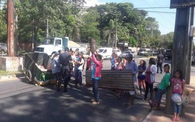Vecinos de Yukyty cerraron calle en reclamo de ayuda humanitaria - ADN Paraguayo