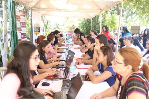 Cientos de interesados participaron de la feria de empleo en Ñemby - ADN Paraguayo