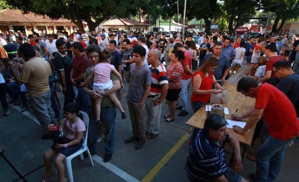 HOY / Largas filas para renovación de registro y habilitación