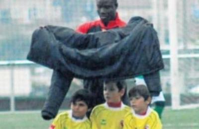 Viralizan imagen de entrenador protegiendo de la lluvia a sus pequeños jugadores - C9N