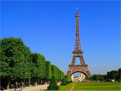 La Torre Eiffel celebra con música, fotos  y teatro su 130 aniversario