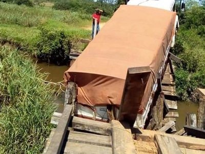 Puente se desmoronó por un camión estatal